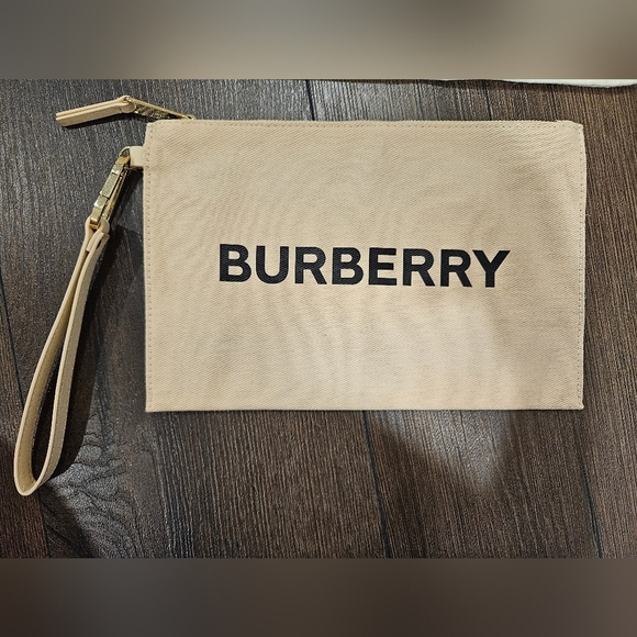 NWOT Burberry Cream Wristlet Clutch + Accessories Set - Picture 4 of 14